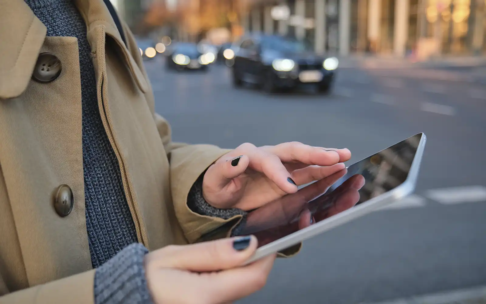 Mapa digital con puntos de interés turísticos y marcadores de ubicación en un smartphone en un entorno urbano